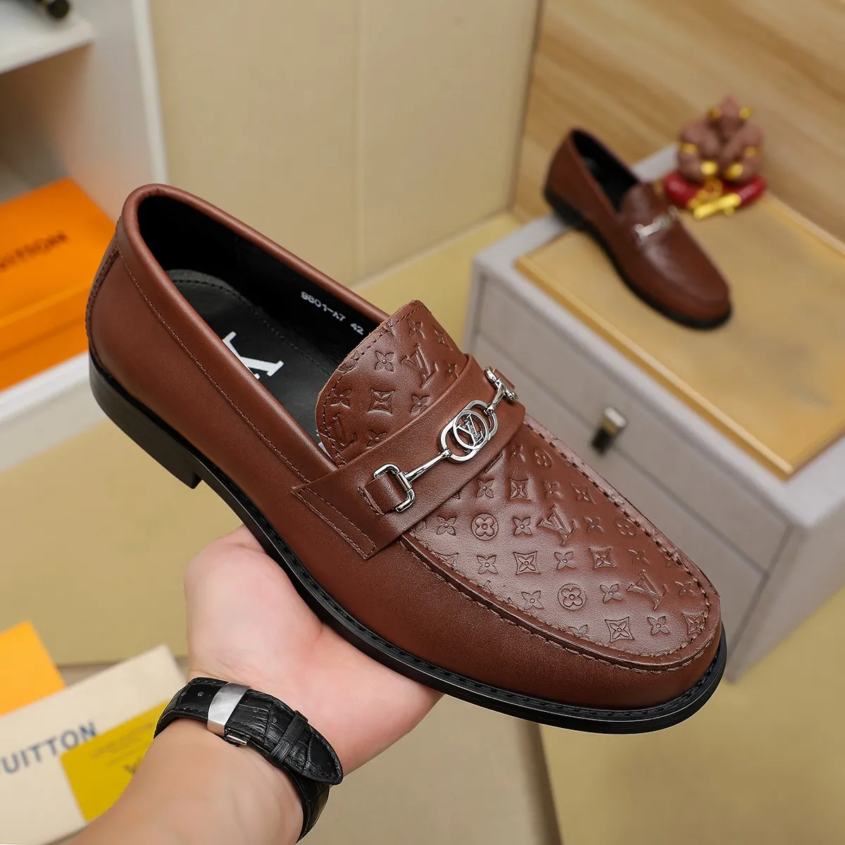Men's shoes 460 💰 Louis Vuitton LV ® 🆕 model 🔛 full shoe counter, first layer cowhide, 🐂leather lining casual shoes for men, super soft outsole, a must-have for driving. Synchronized with the counter, original first layer cowhide, completely 1:1 mold customization 🌹 top version, color optional! Number: 38-44 (45.46 customized)